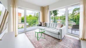 Appartement (A 15) | Woonruimte | Een 30-inch flatscreentelevisie met satellietzenders