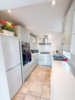 Jääkaappi, mikroaaltouuni, uuni, liesi