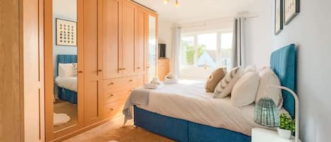 4 bedrooms, desk, iron/ironing board, travel cot