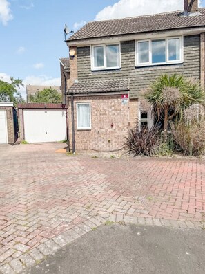 Exterior - Perfect house for Golf trip, Walks & Family Stays (West Yorkshire)