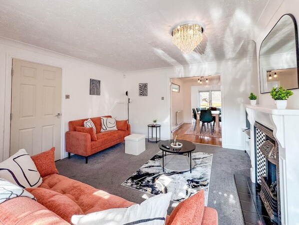 TV, fireplace - Perfect house for Golf trip, Walks & Family Stays (West Yorkshire)