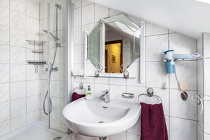 Dusche, Haartrockner, Handtücher