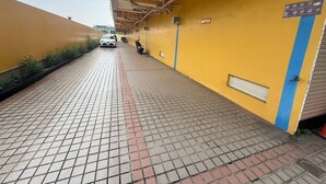 مواقف سيارات مجانية