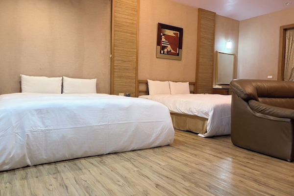 Elite Quadruple Room | Soundproofing, free WiFi