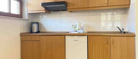 Refrigerador, horno, placa de cocina, cafetera/tetera