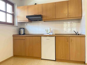 Køleskab, ovn, kogeplade, kaffe-/temaskine