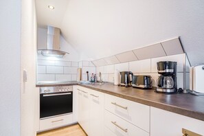 Fridge, oven, stovetop, dishwasher