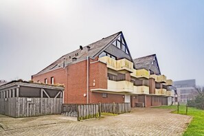 Exterior - Holiday Apartment 'Watt'n Utsicht' with Sea View, Balcony and Wi-Fi (Nordstrand)