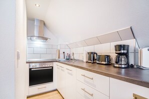Frigorífico, horno, placa de cocina y lavavajillas