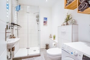 Shower, hair dryer, towels - Holiday Apartment 'Watt'n Utsicht' with Sea View, Balcony and Wi-Fi (Nordstrand)