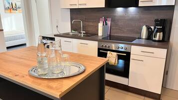 Jääkaappi, mikroaaltouuni, uuni, liesi