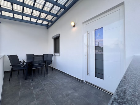 Outdoor dining. Apartment 'Dreams Lodge' with Private Terrace, Wi-Fi and Air Conditioning