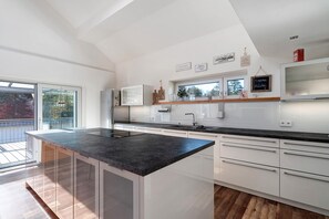 Fridge, oven, stovetop, dishwasher - Holiday Apartment 'Forest' with Private Terrace and Wi-Fi (Renchen)