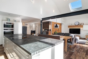Fridge, oven, stovetop, dishwasher - Holiday Apartment 'Forest' with Private Terrace and Wi-Fi (Renchen)