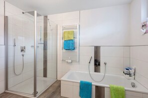 Dusche, Haartrockner, Handtücher