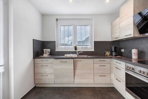 Frigorífico, microondas, horno y placa de cocina