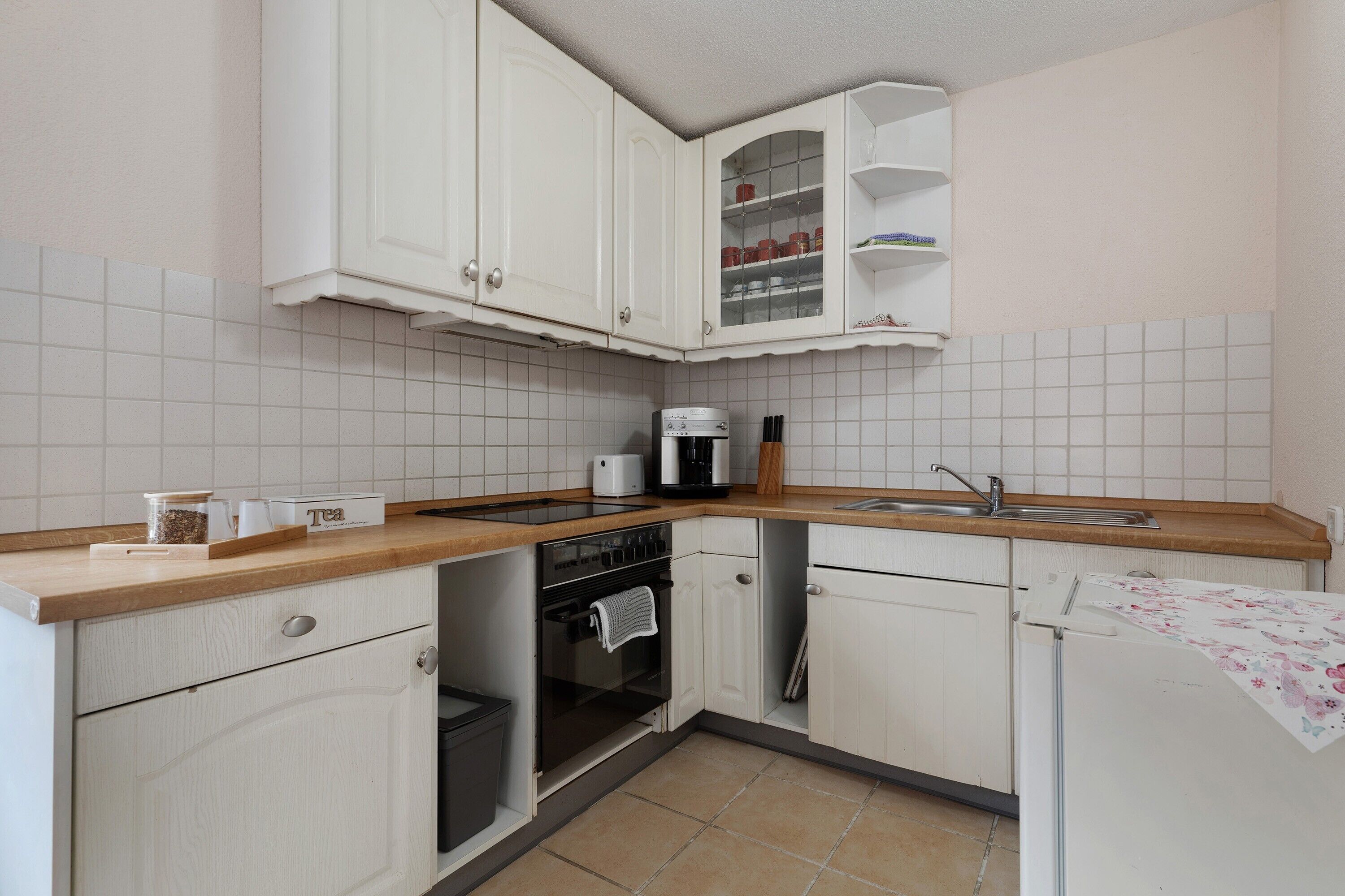 Fridge, oven, stovetop, coffee/tea maker