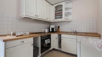 Fridge, oven, stovetop, coffee/tea maker