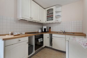 Kühlschrank, Ofen, Herdplatte, Wasserkocher mit Kaffee-/Teezubehör