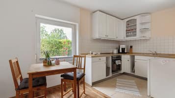 Frigorífico, horno, placa de cocina y cafetera o tetera