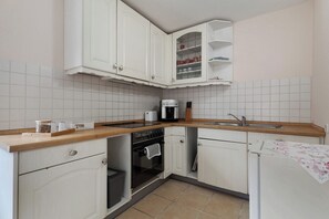 Frigorífico, horno, placa de cocina y cafetera o tetera