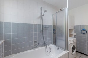 Douche, sèche-cheveux, serviettes fournies