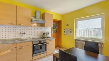 Réfrigérateur, four, plaque de cuisson, cafetiÚre/bouilloire