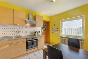 Refrigerador, horno, parrilla de estufa y cafetera y tetera 