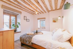 4 bedrooms, WiFi, bed sheets