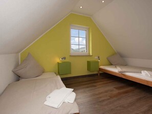 A room with two beds, a window, and a green nightstand. - Apartment 'Schwalbe' with Mountain View, Shared Terrace and Wi-Fi (Schmallenberg)