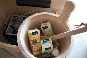 Dusch, handdukar, tvål och toalettpapper