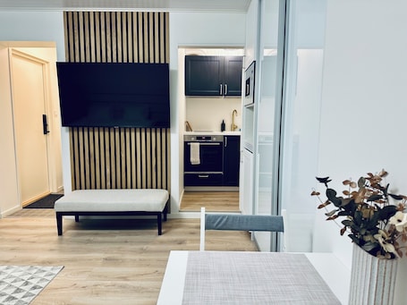 Espacio para trabajar con laptop y cortinas blackout