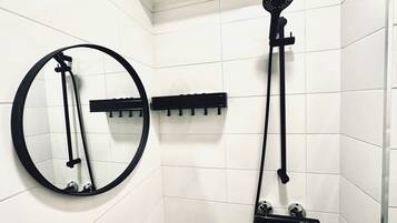 Comfort Studio | Bathroom | Shower, free toiletries, hair dryer, slippers