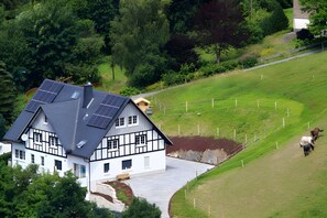 Exterior - Apartment 'Katze' with Shared Terrace, Shared Garden and Wi-Fi (Schmallenberg)