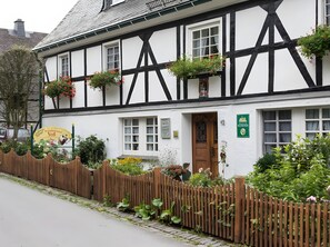 Exterior detail - Apartment 'Katze' with Shared Terrace, Shared Garden and Wi-Fi (Schmallenberg)