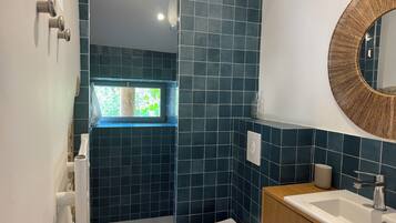 Dusche, Haartrockner, Handtücher, Seife