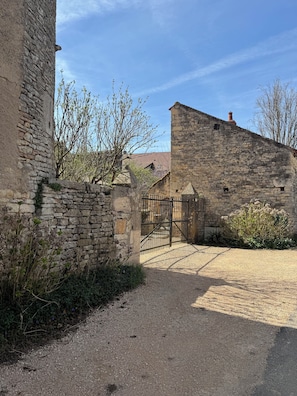 Property grounds - L'Atelier de la Tour Chapaize! Breathtaking view of the church (Chapaize)