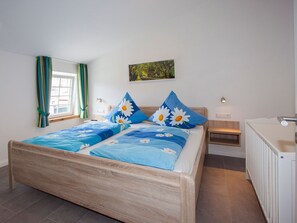 2 bedrooms, iron/ironing board, free WiFi, bed sheets