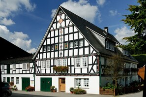 Exterior - Apartment 'Kuhstall' with Shared Terrace, Shared Garden and Wi-Fi (Schmallenberg)