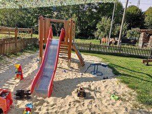 Children’s area - Apartment 'Kuhstall' with Shared Terrace, Shared Garden and Wi-Fi (Schmallenberg)