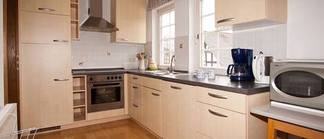 Een koelkast, een microgolfoven, een oven, een kookplaat