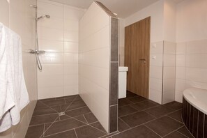 Shower, hair dryer, towels - Apartment 'Schwein' with Mountain View, Shared Terrace and Wi-Fi (Schmallenberg)
