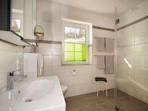 Suihku, hiustenkuivaaja, pyyhkeet