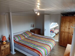 2 camere, una scrivania, ferro/asse da stiro, culla da viaggio