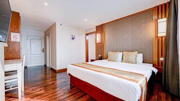 1 bedroom, desk, bed sheets