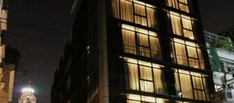 Deluxe City Stay | Near Airport Link & Transport