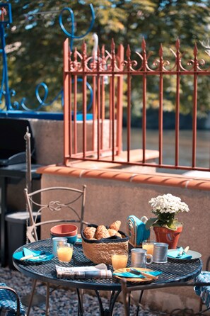 Outdoor dining - Le 1693 - 4* Charm & Comfort in Cathar country (Limoux)