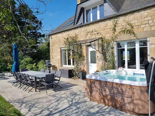 Au Mont Chez Vous #Jacuzzi and Mont-St-Michel View#