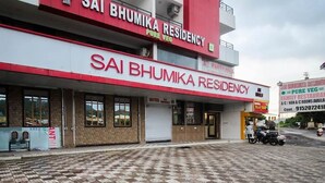 Un edificio con la segnaletica per Sai Bhumika Residency e Pure Veg Family Restaurant.