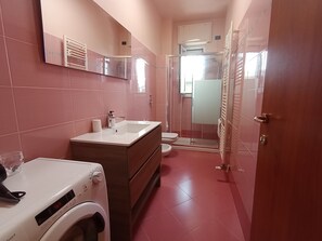 Shower, hair dryer, bidet, towels - Giulia's sweet home near Rho Fiera (Pero)